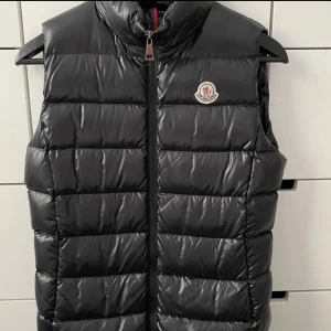 Moncler väst  - Säljer min moncler väst i storlek 1, vilket motsvarar XS/S.  Kan både frakta och mötas upp! Först till kvarn! 