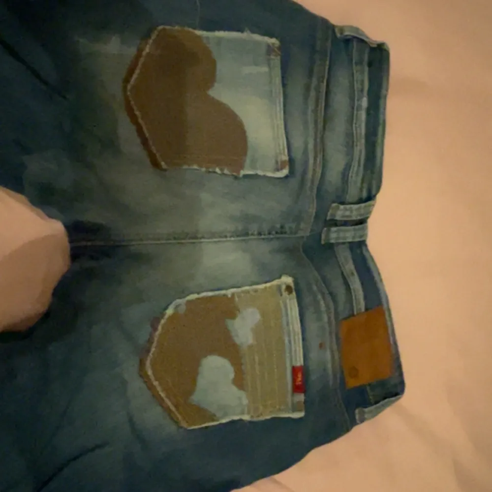 Vintage only jeans med få coola detaljer på bakfikan🩷 Midjemåttet: 39 cm Innberbenslängden: 76 cm. Jeans & Byxor.