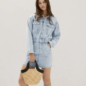 Jeans klänning - Jeansklänning som inte kommer till användning längre i storelk S. Lappen finns fortfarande kvar, kom privat för fler frågor eller fler bilder💕