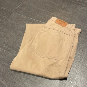 Chinos - Köpta secondhand, men skulle säga att de är i nyskick. Osäker på storlek men skulle gissa på 31/30.