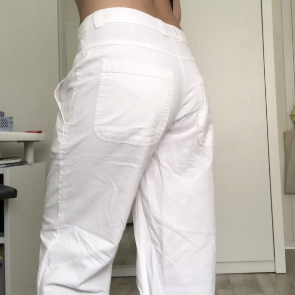 Säljer mina linnebyxor som knappt kommit till användning. Innebenslängd: 74cm midjemått: 82cm . Dessa är för långa för mig som är 160. Farkut & Housut.