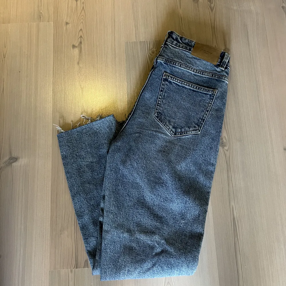 Blåa mom jeans från Veromoda i storlek 26/32. Högmidjade. Använda en gång så i mycket fint skick! 180kr plus frakt. Har mycket fler plagg ute tillsalu! . Jeans & Byxor.