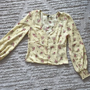 Blus gul med blommor - Jättesöt blus. Strl 36. 