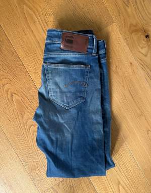 Säljer dessa G-Star Jeans i storlek 29/32 eftersom att jag har växt ut dem. Nypris: 1195. De är i modellen 3301 slimfit och riktigt snygga. Skick 7/10
