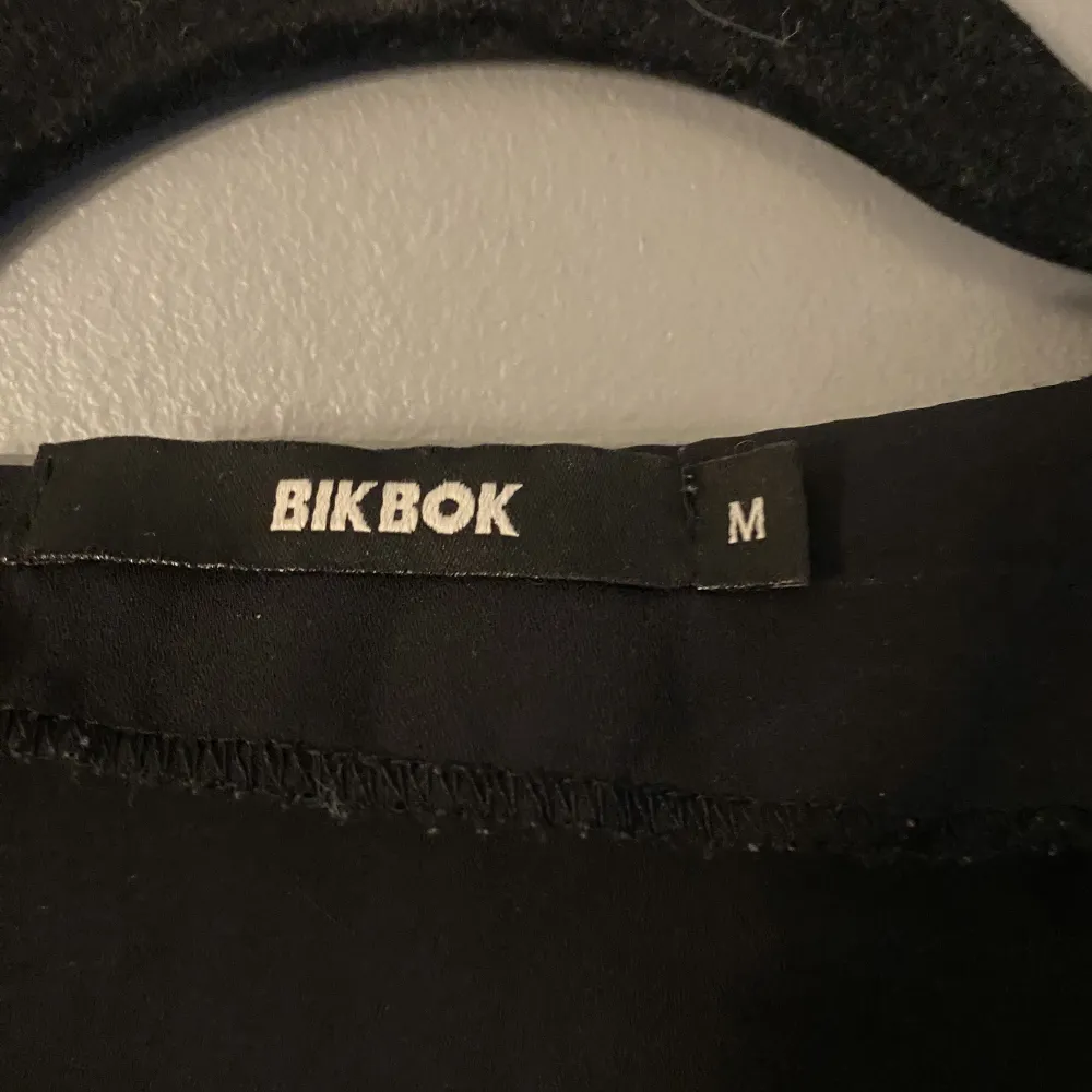 En svart blus ifrån Bikbok i storlek M. Säljer då den inte används . Blusar.