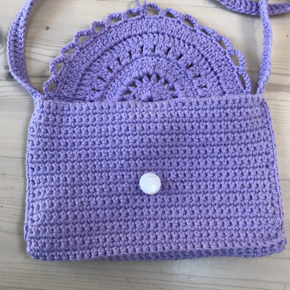 Virkad kuvertväska i lila - 91