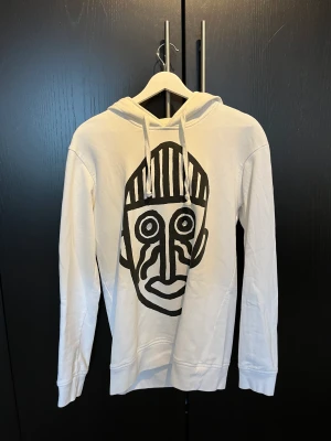 Vit hoodie från Comme des Garçons - En snygg hoodie som knappt har använts