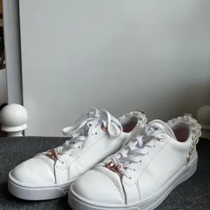 Vita söta skor från Ted baker! Endast lite använda Storlek 39