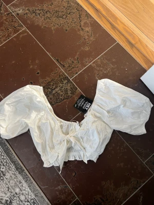 Topp från Nelly  - Aldrig använd prislappen finns kvar.  Den här färgen går inte att köpa längre men det är en likadan som den blåa