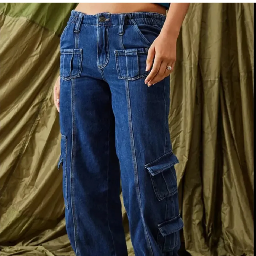 Jeans från Urban Otfitters som inte säljs längre. Sparsamt använda utan större skador. Köptes för ungefär 700 kr. Färgen är lite annorlunda i verkligheten än på bilden. Skriv om du vill ha fler bilder eller undrar något! Använd gärna köp nu!<3. Jeans & Byxor.
