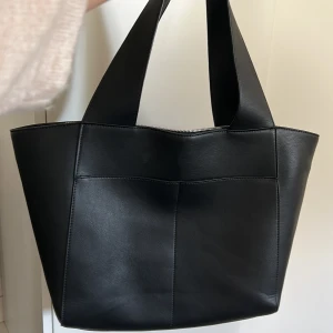 Väska - Väska köpt på Kappahl. Använd fåtal gånger så ser nästintill oanvänd ut! Inga fläckar 