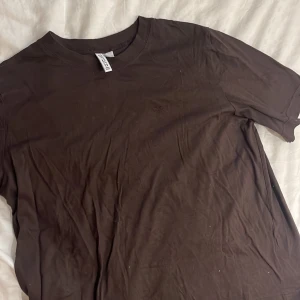 T-shirt  - Brun tshirt med tryck på vänster bröst ”orginal”. Aldrig använd 