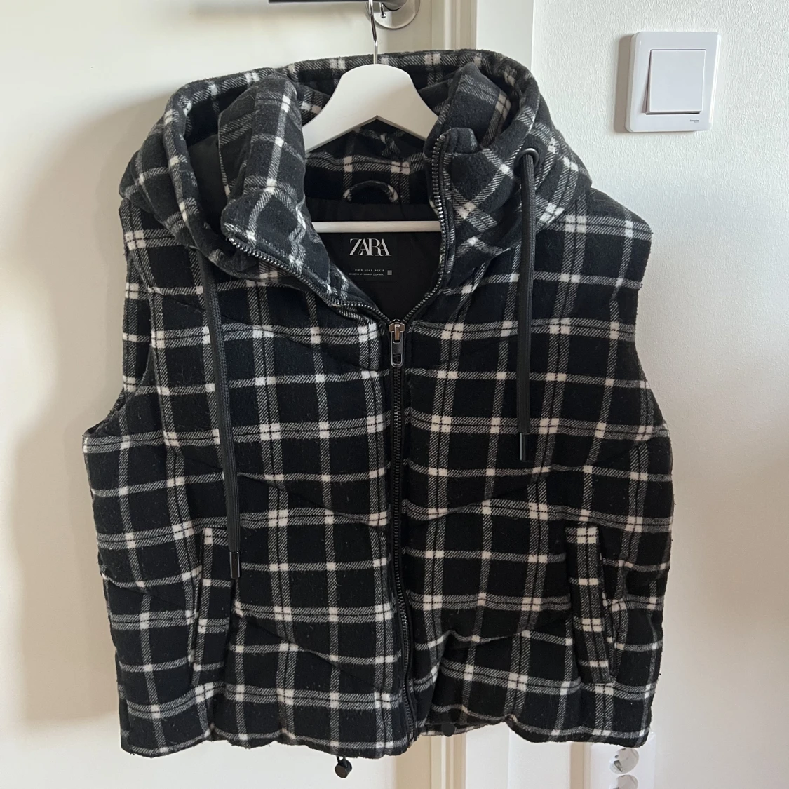 Rutig svart/grå väst 