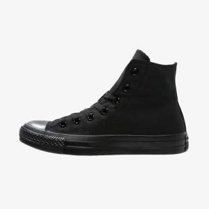 Svarta converse, använda och har sen bara stått i garderoben. Hela sulor och knappt några märken. Ej tvättade dock