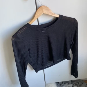 Genomskinlig tröja  - En lite kortare långärmad tröja med genomskinliga mönster från monki!❤️