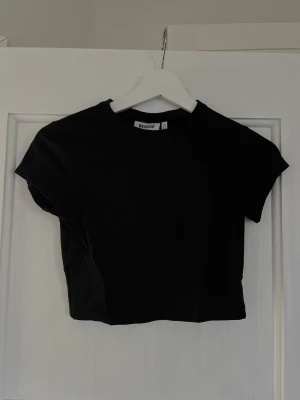 Croppade t-shirts  - Aldrig använda, croppade i modellen