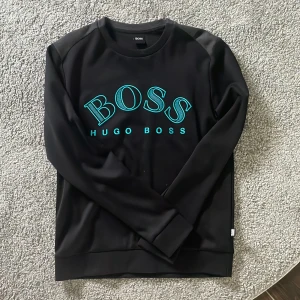 Hugo boss tröja  - Jättebra skick använda en gång  Storlek S-M