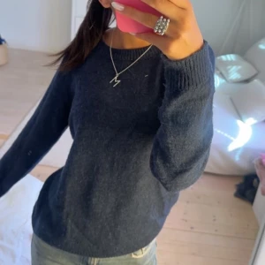 Stickad tröja - säljer denna jättefina mörkblåa stickade tröjan från SALT. Sitter perfekt på mig som brukar ha XS-S💓💓. 