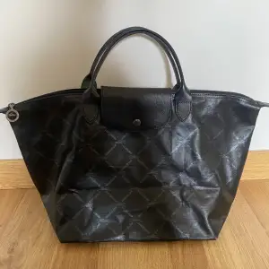 Säljer denna super fina longchamp väskan i bra skick💕kom privat för fler bilder💕osäker på äktheten 