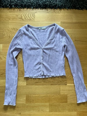 Lila tight topp - Fin och skön topp i storlek M, skulle dock säga att den är närmare S. 