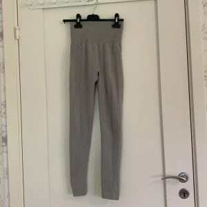 Gråa tights  - Gråa tights aldrig använda ifrån jfr  Står ingen storlek men skulle sälja att dem passar en xs/liten S Oanvända