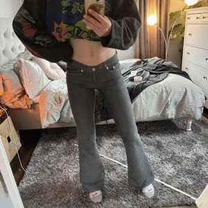 Mid-raise bootcut-jeans - Second hand köp: ja Färg/info om plagget: grå stentvättat, low/mid-rise   29/34 är midjan och längden. Kan jämföras med S/36 Ursprungligt pris: 450kr Mitt pris: 250kr Leverans: spårbar frakt med PostNord för 62kr eller upphämtning i Stockholm C/Södermalm