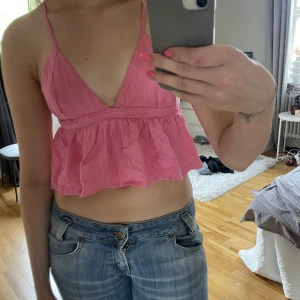 Volang linne - Säljer detta rosa volang linne som sitter jättefint och är vackert same bekvämt. Endast testad en gång, den är i storlek XS men passar fler storlekar