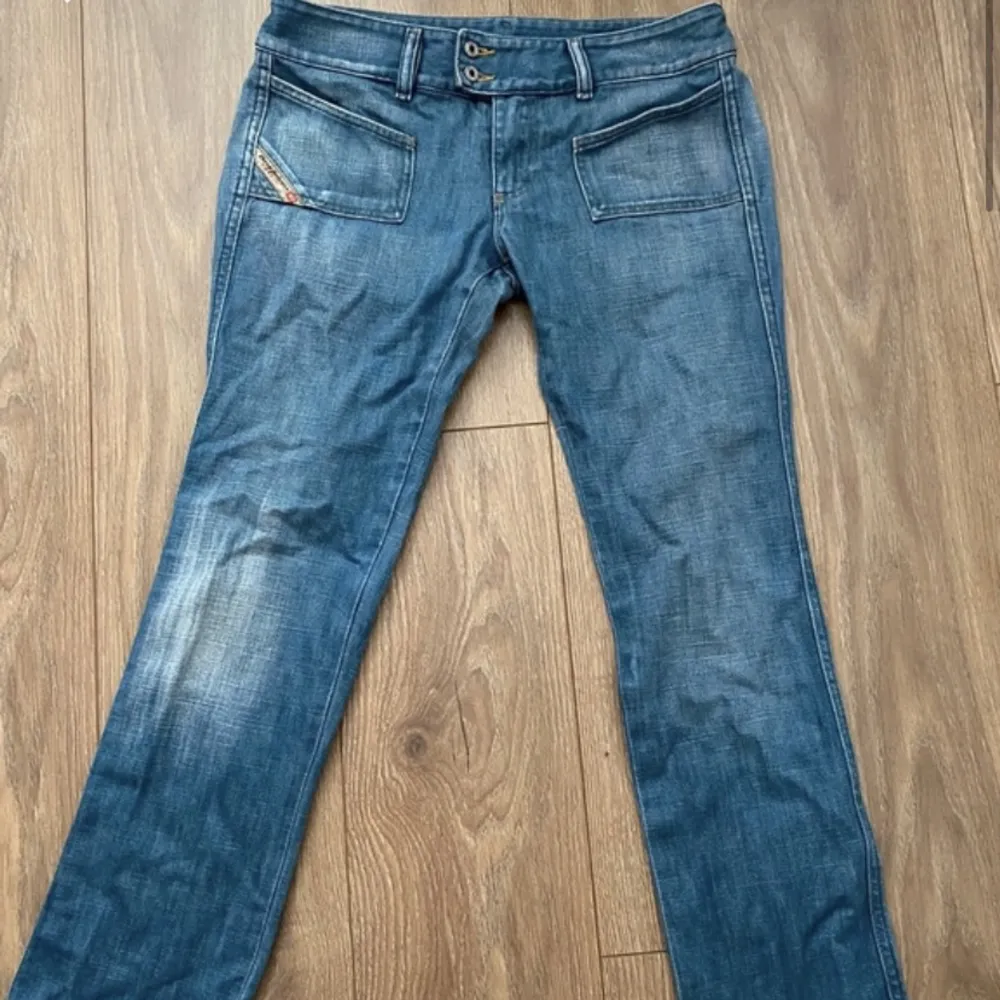 Supersnygga trendiga dieseljeans i nyskick! Nypris ca 2000 kr. Midjemått 40 cm. Jeans & Byxor.