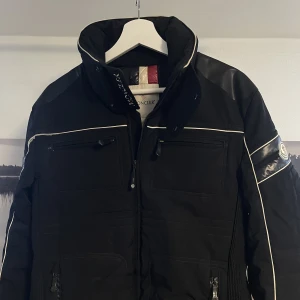 Moncler Jacka - Jag säljer min vintage Moncler Gostop Down Ski Jacket som jag köpte förra vintern från Kaspersheat AB.  Väldigt gott skick för att vara vintage. En liten flaw som jag har bild på kom DM. Se bild 3 för att se jackan med luva! Sitter som S/M