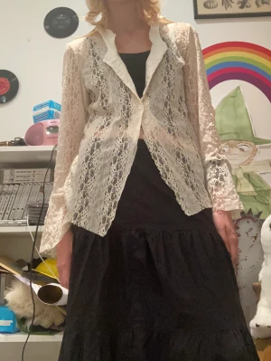 Spets kofta  - Säljer den här super gulliga koftan! Använda bara ett fåtal gånger!  