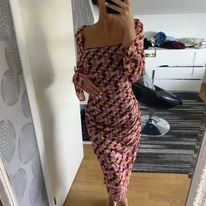 Elegant klänning  - Har aldrig använt! Jätte snygg dock😌