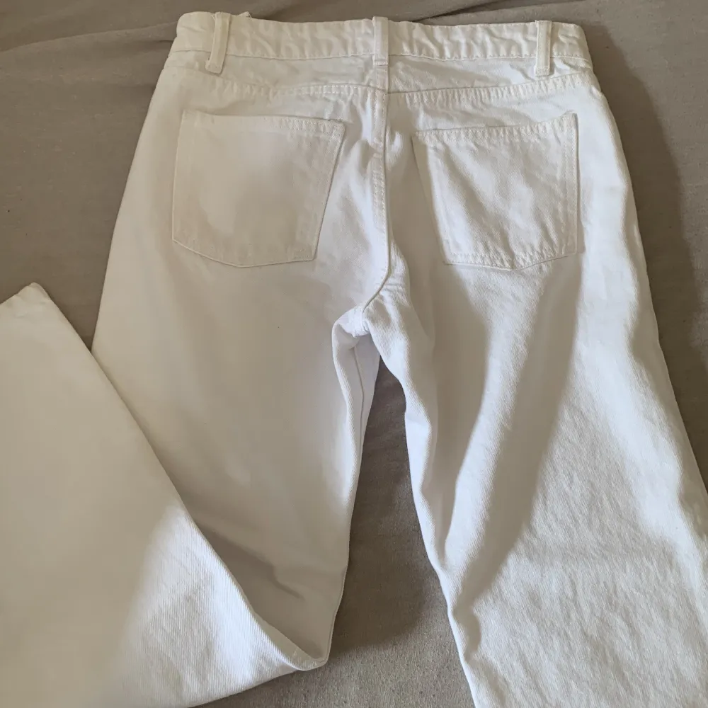 Ett par lågmidjade jeans i färg vit från Zara, knappt använda! Storlek 34, korta i längden. Jeans & Byxor.