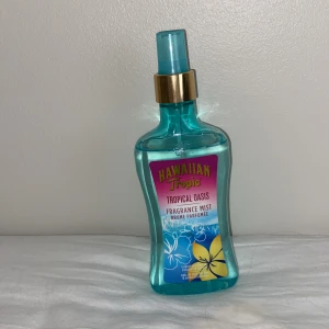 Hawaiian Tropic parfym/mist - Knappt använd! Luktar som sommar, pool, stranden och väldigt fräscht. Men den är för stark för mig