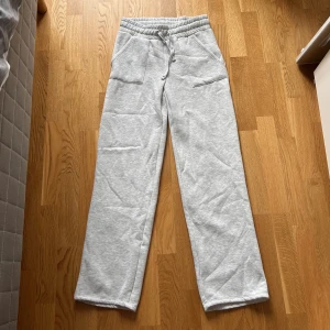 Raka långa mjukisbyxor  - Jag säljer de populära mjukisbyxorna från lager157, helt oanvända med prislappen kvar. Byxorna är i storlek s🩶