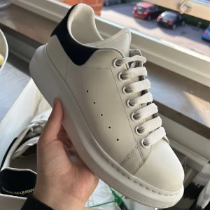 Alexander mqueen skor - Använda ett par gånger men annars helt nya. Nypris 6000kr. Pris kan diskuteras vid snabbaffär. Kvitto finns