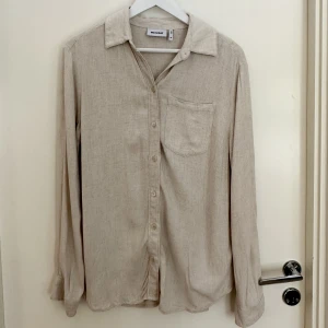 Beige skjorta i linneblandning - Beige skjorta i linneblandning från Weekday. Storlek 36. 
