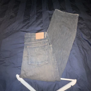 Acne bootcut jeans - Ett par riktigt grymma bootcut jeans från acne studios som är i ett bra och reserverat skick sedan köpet. En cool och unik färg som ger dig det lilla extra i modet när du bär dom! Nypris var 2400kr men säljer billigt pga by stil!