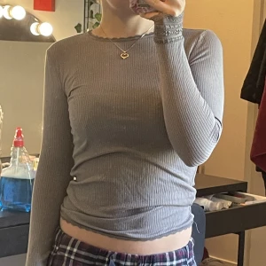 Tröja  - En så fin ”skin tight” tröja som är så fruktansvärt skön men tyvärr inte kommer till användning, den är perfekt till höst och har en så fin spets vid handlederna och även vid midje linjen. Tryck på köp nu eller kontakta mig vid frågor/sammfrakt🌸💗