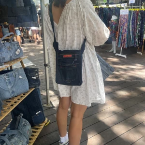 Crossbody väska  - Säljer min handgjorda crossbody väska i denim! Köpt på en marknad i Australien 💙🎀