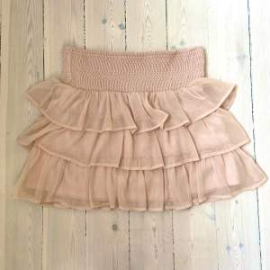 jättefin rosa kjol från vero moda, köpt på vinted <3 storlek xs men eftersom den är stretchig kan den även passa s! bra skick förutom några skador på tyget, samt att en del av resåren släppt på insidan. hör av er med frågor eller om vill ha fler bilder🤍