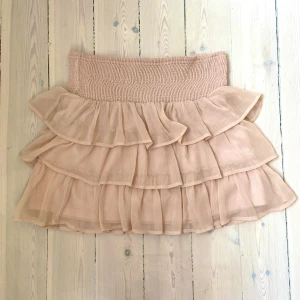 rosa kjol med volanger - jättefin rosa kjol från vero moda, köpt på vinted <3 storlek xs men eftersom den är stretchig kan den även passa s! bra skick förutom några skador på tyget, samt att en del av resåren släppt på insidan. hör av er med frågor eller om vill ha fler bilder🤍