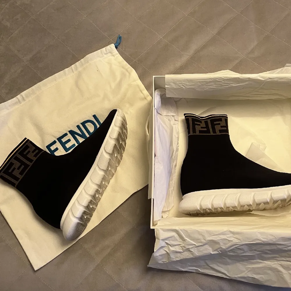 Säljer ett par Fendi sneakers storlek 37. Använda 2 gånger, kvitto finns att få med!. Skor.