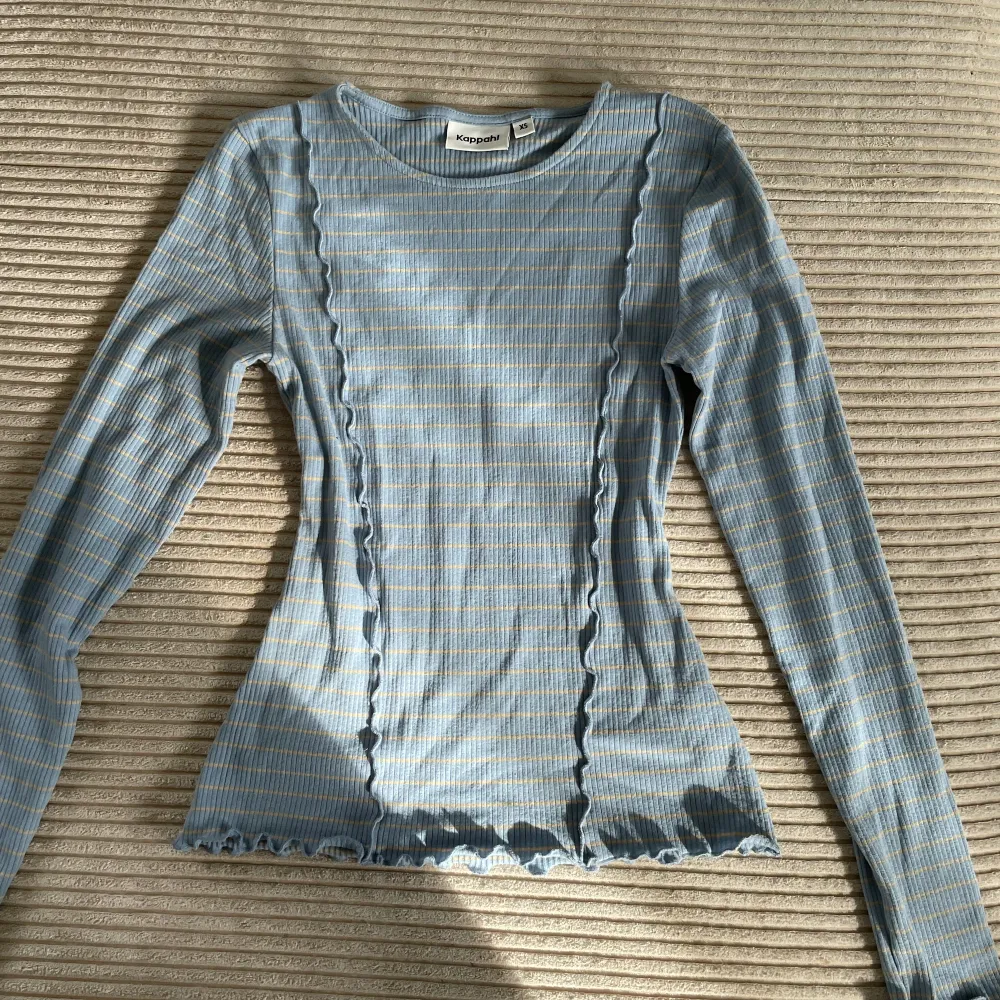 Säljer denna jätte fina blå randiga tröja i storlek XS från kapphal som jag köpte för någon månad sedan men ej använt den! Den är i ett jätte skönt och stretchigt material och följer kroppen fint! . Toppar.