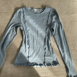 Randig tröja - Säljer denna jätte fina blå randiga tröja i storlek XS från kapphal som jag köpte för någon månad sedan men ej använt den! Den är i ett jätte skönt och stretchigt material och följer kroppen fint! 