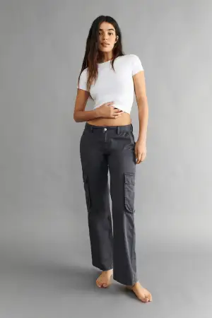 Ett par low waist cargos från Gina Tricot  Orginal pris 499kr