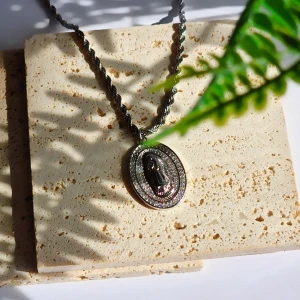 Virgin Mary halsband  - Silver Virgin mary necklace. MATERIAL: platinum silver. Rostfritt och vattentålig. Kommer I original packagingen. Oanvänt. Helt nytt. Unisex. Tar Endast swish eller betalning genom appen. 