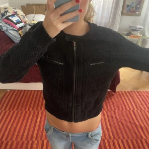 Cool tjocktröja - Hej! Jag säljer min svarta unika mysiga tröja som passar väldigt bra nu till hösten! Älskar denna❤️❤️