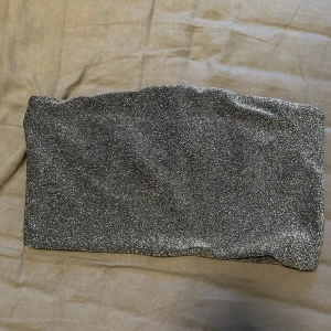 Tubtopp - Oanvänd glittrig tubtopp från Gina tricot i storlek M🩶