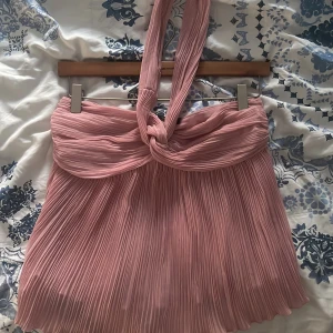 Zara topp - Jätte fin rosa topp från zara, använd en gång så har inga fläckar eller annat. Jätte fin på sommaren men också nu till hösten.