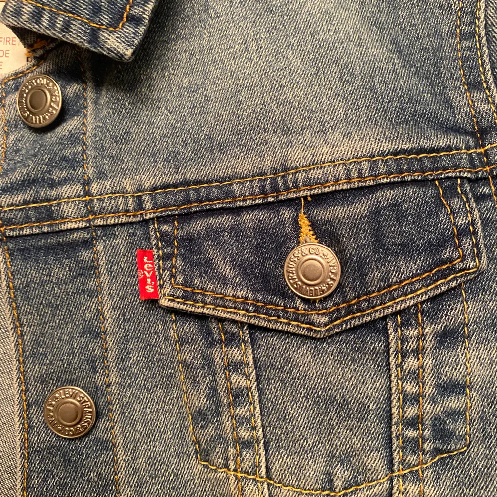 Fin Levi's jeansjacka, originalpris 1400 kr. Knappt använd så först till kvarn!. Jackor.